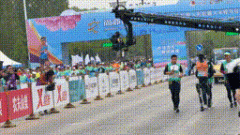 股票模擬交易 沖線！“天工”奪得全球首個人形機器人半馬冠軍